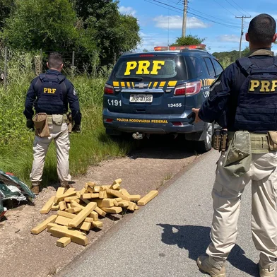 Na tarde deste sábado (7), a Polícia Rodoviária Federal apreendeu em Bagé, um Focus carregado com 50 quilos de maconha na RS-473, após uma perseguição que iniciou-se na BR-293.<!-- NICAID(15930934) -->
