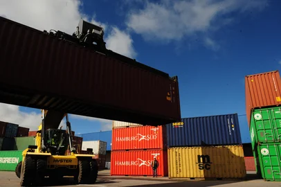 Roni Rigon / Agencia RBS CAXIAS DO SUL, RS, BRASIL (14/08/2017) Exportação Caxiense. Indústria caxiense atua no mercado exportador. Estação Aduaneira - Porto Seco da Serra Gaúcha- registra movimentação e embarque de cargas para o mercado estrangeiro. No detalhes, caixas em madeira, com equipamentos da Marcopolo, destinadas ao México. (Roni Rigon/Pioneiro).<!-- NICAID(13090679) -->