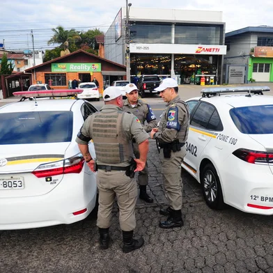 CAXIAS DO SUL, RS, BRASIL, 22/05/2023. Brigada Militar - O policiamento comunitário deve voltar a fazer parte da rotina dos bairros de Caxias do Sul. Na foto, policiais no bairro Desvio Rizzo. (Porthus Junior/Agência RBS)<!-- NICAID(15435207) -->