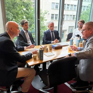 O diretor-presidente do Banco Regional de Desenvolvimento do Extremo Sul (BRDE), Ranolfo Vieira Júnior, está em Paris onde, nesta sexta-feira (dia 6/6), irá celebrar uma nova parceria com a Agência Francesa de Desenvolvimento (AFD). Será durante o Fórum Econômico Brasil-França, que reúne na capital francesa autoridades e líderes empresariais dos dois países para discutir temas como transição energética, inovação, oportunidades de negócios e investimentos.
