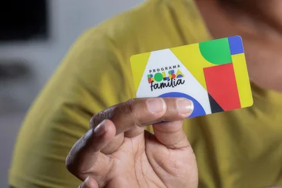 O Ministério do Desenvolvimento e Assistência Social, Família e Combate à Fome (MDS) informou, nesta quarta-feira (12), que 43,5 milhões de pessoas, ou 18,52 milhões de famílias, deixaram a linha da pobreza em junho, ou seja, aram a ter rendimentos mensais superiores a R$ 218 per capita.<!-- NICAID(15481147) -->