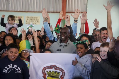 PORTO ALEGRE, RS, BRASIL, 08-07-2026: O corredor queniano Eliud Kipchoge, 41, visita o projeto social Corra Para o Bem, no Centro Esportivo e Cultural Bom Jesus, em Porto Alegre. Kipchoge é bicampeão olímpico e reconhecido como um dos maiores maratonistas da história. Foto: Mateus Bruxel/Agência RBSIndexador: MATEUS BRUXEL<!-- NICAID(16323424) -->