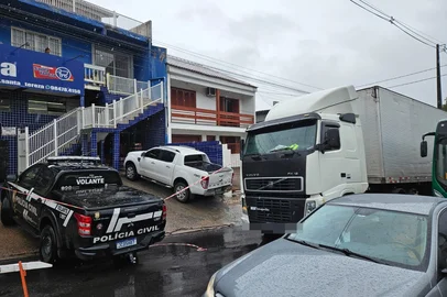 09/05/25: Um homem de 42 anos morreu após ser atropelado por uma carreta no início da tarde desta sexta-feira (9), na zona leste de Porto Alegre. O acidente ocorreu por volta do meio-dia, na Estrada João de Oliveira Remião, no sentido Centro-bairro, nas proximidades da Parada 4 da Lomba do Pinheiro, perto do cruzamento com a Avenida Santo Dias da Silva.