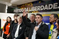 Aliados muito próximos, PL e Novo confirmaram que estarão juntos na eleição de 2026 no Rio Grande do Sul. Os dois partidos chegaram a um acordo que já era esperado nos bastidores, e selaram sa pré-candidaturas de Luciano Zucco (PL) a governador e Ubiratan Sanderson (PL) e Marcel Van Hattem (Novo) ao Senado.<!-- NICAID(16087473) -->