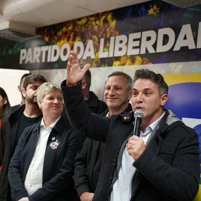 Aliados muito próximos, PL e Novo confirmaram que estarão juntos na eleição de 2026 no Rio Grande do Sul. Os dois partidos chegaram a um acordo que já era esperado nos bastidores, e selaram sa pré-candidaturas de Luciano Zucco (PL) a governador e Ubiratan Sanderson (PL) e Marcel Van Hattem (Novo) ao Senado.<!-- NICAID(16087473) -->