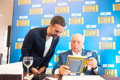 Mais de 700 pessoas participaram do lançamento do livro A busca, escrito por Jorge Gerdau Johannpeter. Com tanto prestígio, a sessão de autógrafos ultrapassou as cinco horas de duração na noite de quinta-feira, no Iberê Camargo. Na foto: governador Eduardo Leite e Gerdau.<!-- NICAID(15925446) -->