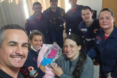 Um dos soldados do Corpo de Bombeiros de Bento Gonçalves viveu um momento inesquecível na manhã desta terça-feira (27) ao realizar o parto da própria filha, Lívia Panno Dutra, na sala de casa. <!-- NICAID(16046647) -->