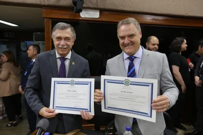 CAXIAS DO SUL, RS, BRASIL, 19/12/2024. Câmara de Vereadores - Diplomação de prefeito, vice e vereadores eleitos em Caxias do Sul. A cerimônia confirma os votos dos candidatos para que eles possam assumir os cargos no Legislativo e Executivo no dia 1º de janeiro de 2025.<!-- NICAID(15939245) -->