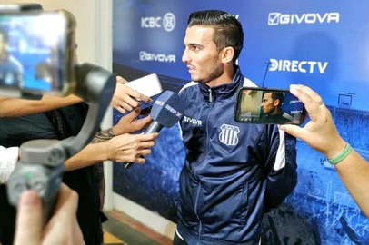 Guilherme Parede concede entrevista em Córdoba como jogador do Talleres<!-- NICAID(14410077) -->
