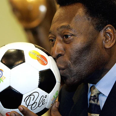 FBL-WC2006-DRAW-PELEBrazilian football legend Pele kisses a ball, 08 december 2005 during a presentation in Leipzig on the eve of the final draw of the Fifa football World Cup 2006. Football legends Pele and Johan Cruyff are among the stars who will make the draw for the 2006 World Cup here on 09 December 2005 in a glitzy show that will be broadcast to more than 140 countries.  AFP PHOTO FRANCK FIFE (Photo by Franck FIFE / AFP)Editoria: SPOLocal: LeipzigIndexador: FRANCK FIFESecao: soccerFonte: AFPFotógrafo: STF<!-- NICAID(15304072) -->