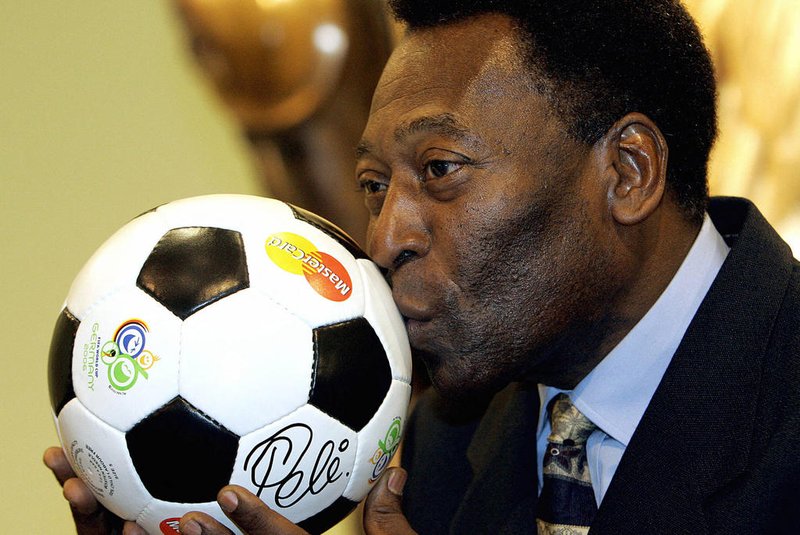 FBL-WC2006-DRAW-PELEBrazilian football legend Pele kisses a ball, 08 december 2005 during a presentation in Leipzig on the eve of the final draw of the Fifa football World Cup 2006. Football legends Pele and Johan Cruyff are among the stars who will make the draw for the 2006 World Cup here on 09 December 2005 in a glitzy show that will be broadcast to more than 140 countries.  AFP PHOTO FRANCK FIFE (Photo by Franck FIFE / AFP)Editoria: SPOLocal: LeipzigIndexador: FRANCK FIFESecao: soccerFonte: AFPFotógrafo: STF<!-- NICAID(15304072) -->