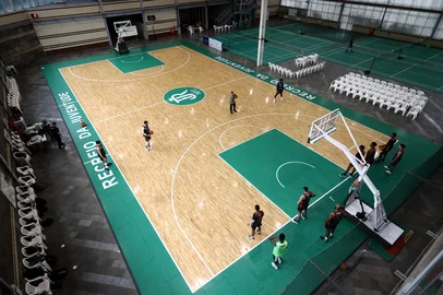 Bruno Todeschini / Agencia RBS CAXIAS DO SUL, RS, BRASIL, 09/10/2024. Treino do Caxias do Sul Basquete, na Arena Recreio da Juventude. (Bruno Todeschini/Agência RBS)Indexador: Bruno Todeschini<!-- NICAID(15887030) -->