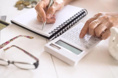 Elderly women's hands count expenses, plan a budget the concept of retirement, savings, old age.Old women's hands count expenses, plan a budget the concept of retirement, savings, old ageFonte: 398018214<!-- NICAID(15533012) -->