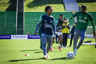 Juventude enfrentou o Mirassol no Estádio Alfredo Jaconi. Na foto, atacante Enio<!-- NICAID(16020543) -->