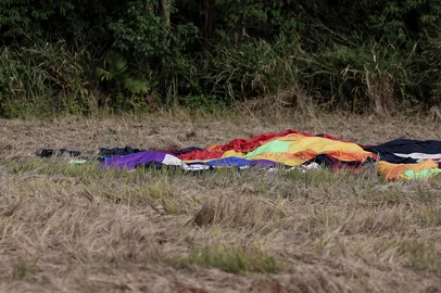 PRAIA GRANDE, SC, BRASIL, 21-06-2025:  Balão com 21 passageiros cai deixando 8 mortos na cidade de Praia Grande, em Santa Catarina. Os restos do balão caíram em meio a mata no interior do município. Fotos: Duda Fortes/Agencia RBS<!-- NICAID(16064784) -->