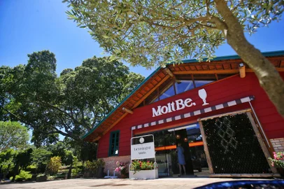PORTO ALEGRE, RS, BRASIL - 01/02/2024 - Floricultura na zona sul abre bar temático da Espanha. FOTO: LAURO ALVES, AGÊNCIA RBS<!-- NICAID(15666818) -->