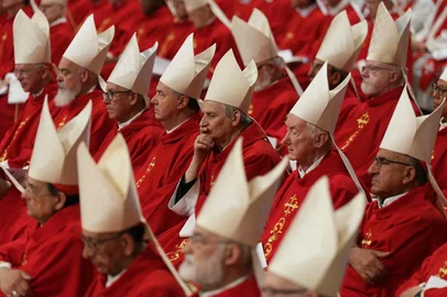Italian cardinal Matteo Maria Zuppi (C) attends a mass at St Peter's basilica in The Vatican, on April 28, 2025. Catholic cardinals meeting on April 28, 2025, have set May 7 as the starting date for the conclave to elect a successor to Pope Francis, the Vatican spokesman said. (Photo by Dimitar DILKOFF / AFP)Editoria: RELLocal: Vatican CityIndexador: DIMITAR DILKOFFSecao: popeFonte: AFPFotógrafo: STF<!-- NICAID(16025855) -->