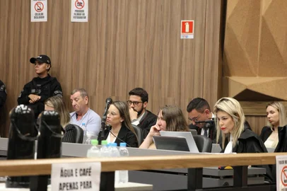 Júri do triplo homicídio da Cohab tem atraso de duas horas e expectativa de confissão de acusada<!-- NICAID(16167307) -->