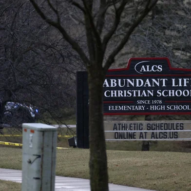 Multiple People Shot And Killed At Abundant Life Christian School In Madison, WisconsinMADISON, WISCONSIN - DECEMBER 16: A police officer stands guard in front of the Abundant Life Christian School on December 16, 2024 in Madison, Wisconsin. According to reports, a student and teacher were shot and killed at the school earlier today, and the suspected shooter was found dead at the scene.   Scott Olson/Getty Images/AFP (Photo by SCOTT OLSON / GETTY IMAGES NORTH AMERICA / Getty Images via AFP)Editoria: CLJLocal: MadisonIndexador: SCOTT OLSONSecao: justice and rightsFonte: GETTY IMAGES NORTH AMERICAFotógrafo: CONTRIBUTOR<!-- NICAID(15936893) -->
