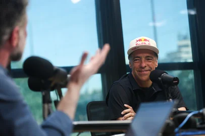 PORTO ALEGRE, RS, BRASIL, 29-09-2025: Skatista Sandro Dias, o mineirinho, que desceu a rampa montada pela Red Bull no prédio do CAFF, participa do programa Timeline da Rádio Gaúcha. Foto: Jonathan Heckler/Agência RBS<!-- NICAID(16135010) -->