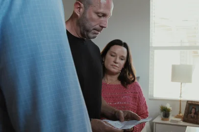 All The Empty Rooms. (L to R) Bryan Muehlberger and Cindy Muehlberger in All The Empty Rooms. Cr. Courtesy of Netflix Â© 2025<!-- NICAID(16178329) -->