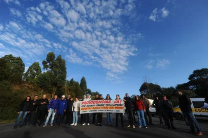 Moradores do bairro Serrano protestam na Rota do Sol, em Caxias do Sul<!-- NICAID(15488613) -->