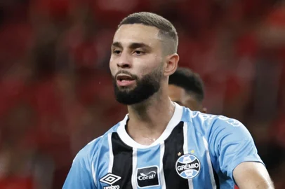 PORTO ALEGRE, RS , BRASIL, 25-01-2026: Internacional x Grêmio, clássico GRE-NAL número 449, válido pela quinta rodada do Gauchão 2026, realizado no estádio Beira-Rio. Na foto, os jogadores Wagner Leonardo, Borré.  Foto: Renan Mattos/Agência RBS<!-- NICAID(16211439) -->