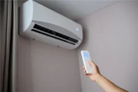Com recursos inteligentes, novos modelos de ar-condicionado ajustam a temperatura automaticamente e podem ser controlados à distância.