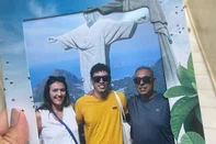 Um turista gaúcho morreu após passar mal nas escadarias do Complexo do Alto Corcovado, que dão acesso à visitação ao monumento do Cristo Redentor, na zona sul do Rio de Janeiro. O caso aconteceu na manhã de domingo (16) e ele foi velado no local.De acordo com o jornal O Globo, Jorge Alex Duarte, 54 anos, era de Porto Alegre, tinha histórico de hipertensão, diabetes e era fumante. Ele chegou ao monumento em uma das vans de turismo que levam ao monumento.<!-- NICAID(15997431) -->