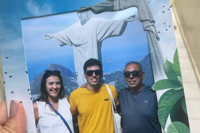 Um turista gaúcho morreu após passar mal nas escadarias do Complexo do Alto Corcovado, que dão acesso à visitação ao monumento do Cristo Redentor, na zona sul do Rio de Janeiro. O caso aconteceu na manhã de domingo (16) e ele foi velado no local.De acordo com o jornal O Globo, Jorge Alex Duarte, 54 anos, era de Porto Alegre, tinha histórico de hipertensão, diabetes e era fumante. Ele chegou ao monumento em uma das vans de turismo que levam ao monumento.<!-- NICAID(15997431) -->