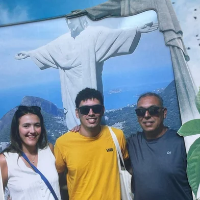 Um turista gaúcho morreu após passar mal nas escadarias do Complexo do Alto Corcovado, que dão acesso à visitação ao monumento do Cristo Redentor, na zona sul do Rio de Janeiro. O caso aconteceu na manhã de domingo (16) e ele foi velado no local.De acordo com o jornal O Globo, Jorge Alex Duarte, 54 anos, era de Porto Alegre, tinha histórico de hipertensão, diabetes e era fumante. Ele chegou ao monumento em uma das vans de turismo que levam ao monumento.<!-- NICAID(15997431) -->