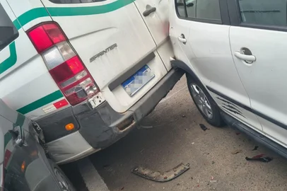 Duas pessoas ficaram feridas após uma van destinada ao transporte de passageiros perder o freio em frente ao Hospital São Francisco de Assis, no Centro de Parobé, no Vale do Paranhana, na tarde desta quarta-feira (14).<!-- NICAID(16387510) -->