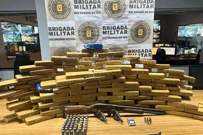 A Brigada Militar prendeu um jovem de 21 anos e apreendeu 133 quilos de maconha na casa dele em Santa Maria, na noite de terça-feira (24).<!-- NICAID(16232293) -->