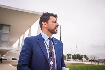 Braço direito do ministro Paulo Pimenta desde 2023, quando assumiu uma diretoria na Secretaria de Comunicação da Presidência da República, o jornalista Voltaire Santos está de volta ao Rio Grande do Sul, como assessor especial da presidência do Grupo Hospitalar Conceição. A tarefa de Voltaire será ajudar o presidente Gilberto Barrichello e a diretoria do GHC no relacionamento institucional, de comunicação e de relações públicas da rede de hospitais do grupo.<!-- NICAID(16037189) -->