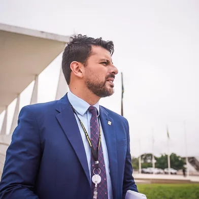 Braço direito do ministro Paulo Pimenta desde 2023, quando assumiu uma diretoria na Secretaria de Comunicação da Presidência da República, o jornalista Voltaire Santos está de volta ao Rio Grande do Sul, como assessor especial da presidência do Grupo Hospitalar Conceição. A tarefa de Voltaire será ajudar o presidente Gilberto Barrichello e a diretoria do GHC no relacionamento institucional, de comunicação e de relações públicas da rede de hospitais do grupo.<!-- NICAID(16037189) -->