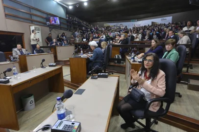 CAXIAS DO SUL, RS, BRASIL, 12/11/2024. Reitora da UFRGS, Márcia Barbosa, participa na noite desta terça (12/11) de evento promovido para ouvir estudantes e lideranças da Serra Gaúcha sobre a instalação do Campus da UFRGS em Caxias do Sul. Quem organizou a atividade foi a frente parlamentar da Câmara de Vereadores em defesa da universidade na cidade. (Porthus Junior/Agência RBS)<!-- NICAID(15912670) -->