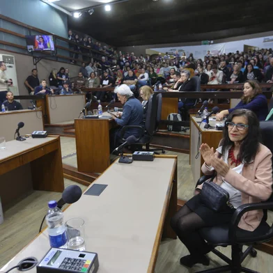 CAXIAS DO SUL, RS, BRASIL, 12/11/2024. Reitora da UFRGS, Márcia Barbosa, participa na noite desta terça (12/11) de evento promovido para ouvir estudantes e lideranças da Serra Gaúcha sobre a instalação do Campus da UFRGS em Caxias do Sul. Quem organizou a atividade foi a frente parlamentar da Câmara de Vereadores em defesa da universidade na cidade. (Porthus Junior/Agência RBS)<!-- NICAID(15912670) -->