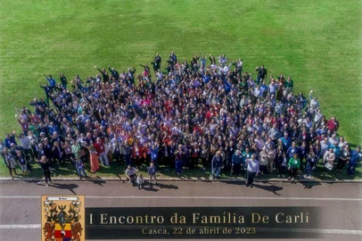 Primeiro encontro da família De Carli ocorreu em 2023, no município de Casca.Texto:Em meio às comemorações dos 150 anos de Imigração Italiana, Flores da Cunha sedia, em 13 de abril, o 2º Encontro da Família De Carli. O evento pretende reunir descendentes de imigrantes vindos da Itália e que se estabeleceram em diversas regiões do estado. Em Flores da Cunha, especificamente, a primeira família, formada pelo casal Bortolo De Carli e Candida Chiarelotto De Carli - estabeleceu-se no Travessão Cavour, após migrar da região de Maser em Treviso, Autor do livro “Família Bortolo De Carli”, Miraldo De Carli é bisneto de Ferdinando De Carli, primogênito de Bortolo e Candida. Chegado ao Brasil aos 19 anos, em 1878, Ferdinando casou-se com Angela Vaccari em 1884 - da união nasceram os filhos Primo, Annibale, Amabile, Ernesto e Candida. Após o falecimento de Angela, Ferdinando uniu-se a Luiza Castegnara, em 26 de julho de 1898 - dessas segundas núpcias, não nasceram filhos.Ferdinando De Carli faleceu em 30 de julho de 1934, em casa, em Flores da Cunha.<!-- NICAID(15991826) -->