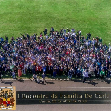 Primeiro encontro da família De Carli ocorreu em 2023, no município de Casca.Texto:Em meio às comemorações dos 150 anos de Imigração Italiana, Flores da Cunha sedia, em 13 de abril, o 2º Encontro da Família De Carli. O evento pretende reunir descendentes de imigrantes vindos da Itália e que se estabeleceram em diversas regiões do estado. Em Flores da Cunha, especificamente, a primeira família, formada pelo casal Bortolo De Carli e Candida Chiarelotto De Carli - estabeleceu-se no Travessão Cavour, após migrar da região de Maser em Treviso, Autor do livro “Família Bortolo De Carli”, Miraldo De Carli é bisneto de Ferdinando De Carli, primogênito de Bortolo e Candida. Chegado ao Brasil aos 19 anos, em 1878, Ferdinando casou-se com Angela Vaccari em 1884 - da união nasceram os filhos Primo, Annibale, Amabile, Ernesto e Candida. Após o falecimento de Angela, Ferdinando uniu-se a Luiza Castegnara, em 26 de julho de 1898 - dessas segundas núpcias, não nasceram filhos.Ferdinando De Carli faleceu em 30 de julho de 1934, em casa, em Flores da Cunha.<!-- NICAID(15991826) -->