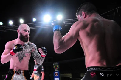 CAXIAS DO SUL, RS, BRASIL, 14/05/2016. 10º JVT Championchip, no ginásio do Vascão. Competição de luta nos estilos Muay thai, MMA, Vale-tudo. Fotos para ensaio da contracapa. (Porthus Junior/Pioneiro)Indexador: Porthus Junior                  <!-- NICAID(12200517) -->