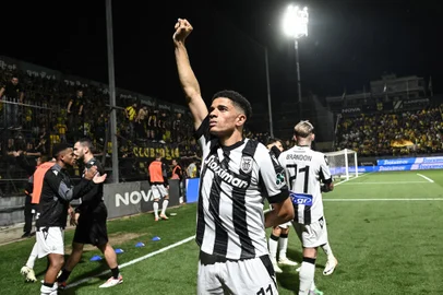 Paok Thessaloniki's Brazilian forward #11 Taison Barcellos Freda celebrates after winning the Greece Super League football match between Paok Thessaloniki and Aris in Thessaloniki on May 19, 2024. (Photo by Sakis MITROLIDIS / AFP)<!-- NICAID(15767792) -->