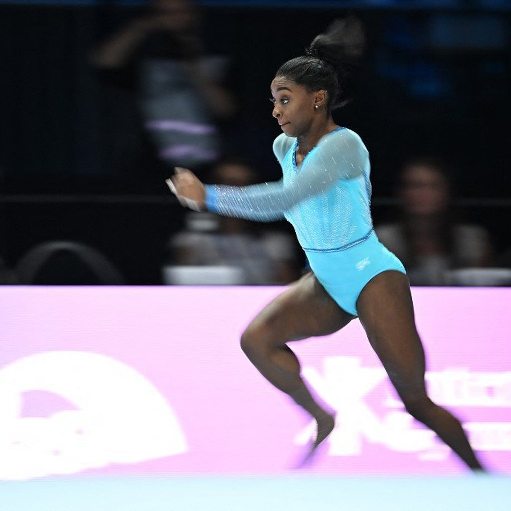 Simone Biles dá show, repete 'salto perfeito' e lidera o Mundial