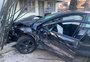 Carro invade pátio de residência após acidente em Passo Fundo