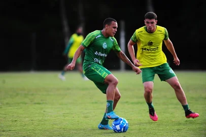CAXIAS DO SUL, RS, BRASIL, 25/04/2023. Treino do Juventude no Centro de Formação de Atletas e Cidadãos (Cfac) - o Ju está disputando a série B do Campeonato Brasileiro. Na foto, atacante Ruan (E). (Porthus Junior/Agência RBS)<!-- NICAID(15411883) -->