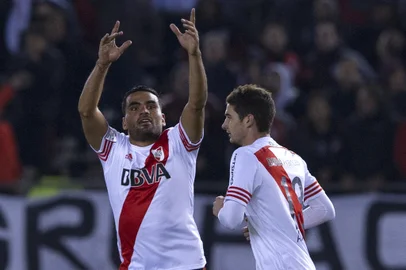Argentina's River Plate defender Gabriel Mercado (L) celebrates after scoring against Paraguay's Guarani during their Libertadores Cup semifinal first leg football match at the Monumental Antonio Vespucio Liberti stadium in Buenos Aires, on July 14,  2015.   AFP PHOTO / ALEJANDRO PAGNI (Photo by ALEJANDRO PAGNI / AFP)Editoria: SPOLocal: Buenos AiresIndexador: ALEJANDRO PAGNISecao: soccerFonte: AFP<!-- NICAID(15661947) -->