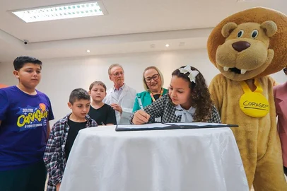 09/05/2025 Assinatura no Instituto do Câncer Infantil Na manhã desta sexta-feira (9), o Instituto do Câncer Infantil (ICI), em Porto Alegre, viveu um momento emocionante e histórico: o lançamento oficial da ampliação de sua sede, com a assinatura do convênio com o Governo do Estado, por meio do programa Avançar Mais na Saúde. O evento contou com a presença da secretária estadual da Saúde, Arita Bergmann, além de autoridades, apoiadores, pacientes, familiares e representantes da comunidade.til