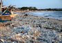 FOTOS: maré de lixo cobre praia turística de Bali, na Indonésia