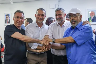 Paulo Paim anuncia que não será candidato e declara apoio a Paulo Pimenta no Senado. Reunião da executiva  termina com sinald e unidade do PT <!-- NICAID(16176671) -->
