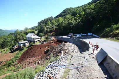 CAXIAS DO SUL, RS, BRASIL, 22/10/2025. Após cerca de um ano e meio da enchente, obras de recuperação da BR-116 seguem entre Galópolis e Vila Cristina, em Caxias. Atualmente, o Departamento Nacional de Infraestrutura de Transportes (Dnit) coordena trabalhos em sete pontos, como contenção de encostas. Fomos ouvir moradores e comerciantes perto desses locais. Na foto, obras no trecho do Km 163, próximo de Galópolis. (Porthus Junior/Agência RBS)<!-- NICAID(16152019) -->