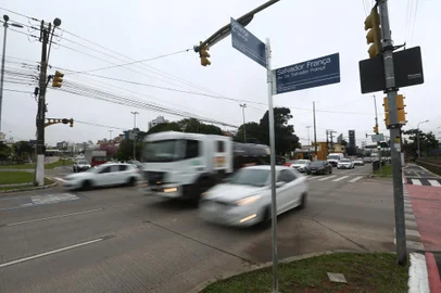 PORTO ALEGRE, RS, BRASIL, 12/08/2020- -Cruzamentos mais perigosos de Porto Alegre. Pedimos para a EPTC dados sobre os cruzamentos com mais acidentes em Porto Alegre neste ano. Avenida Ipiranga com Rua Dr. Salvador França é o que teve mais acidentes graves, e Rua Dona Margarida com Rua Edu Chaves é o que teve maior número de acidentes no total. Na foto-  Cruzamento Avenida Ipiranga com Rua Dr. Salvador França.  Foto: Jefferson Botega / Agencia RBSIndexador: Jefferson Botega<!-- NICAID(14566386) -->